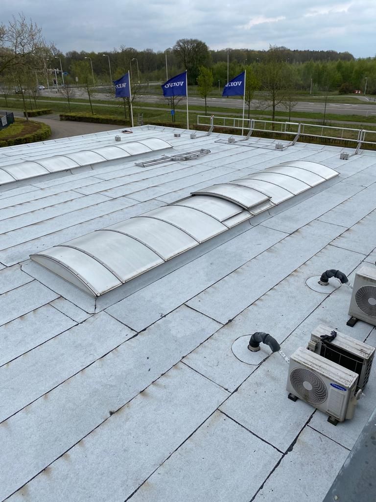 Renovatie 600 m2 dakbedekking showroom